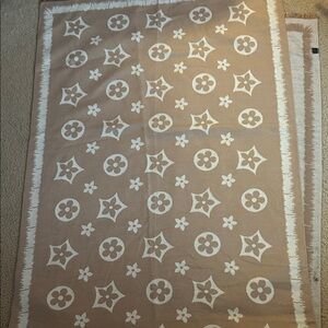 Beige and cream scarf 🧣 reversible 100% viscose